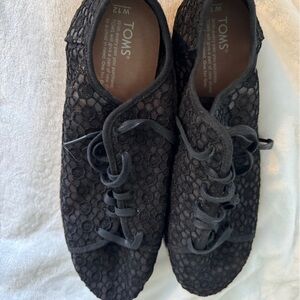 Tom’s women’s 12 black lace dressy flats tie.  New.